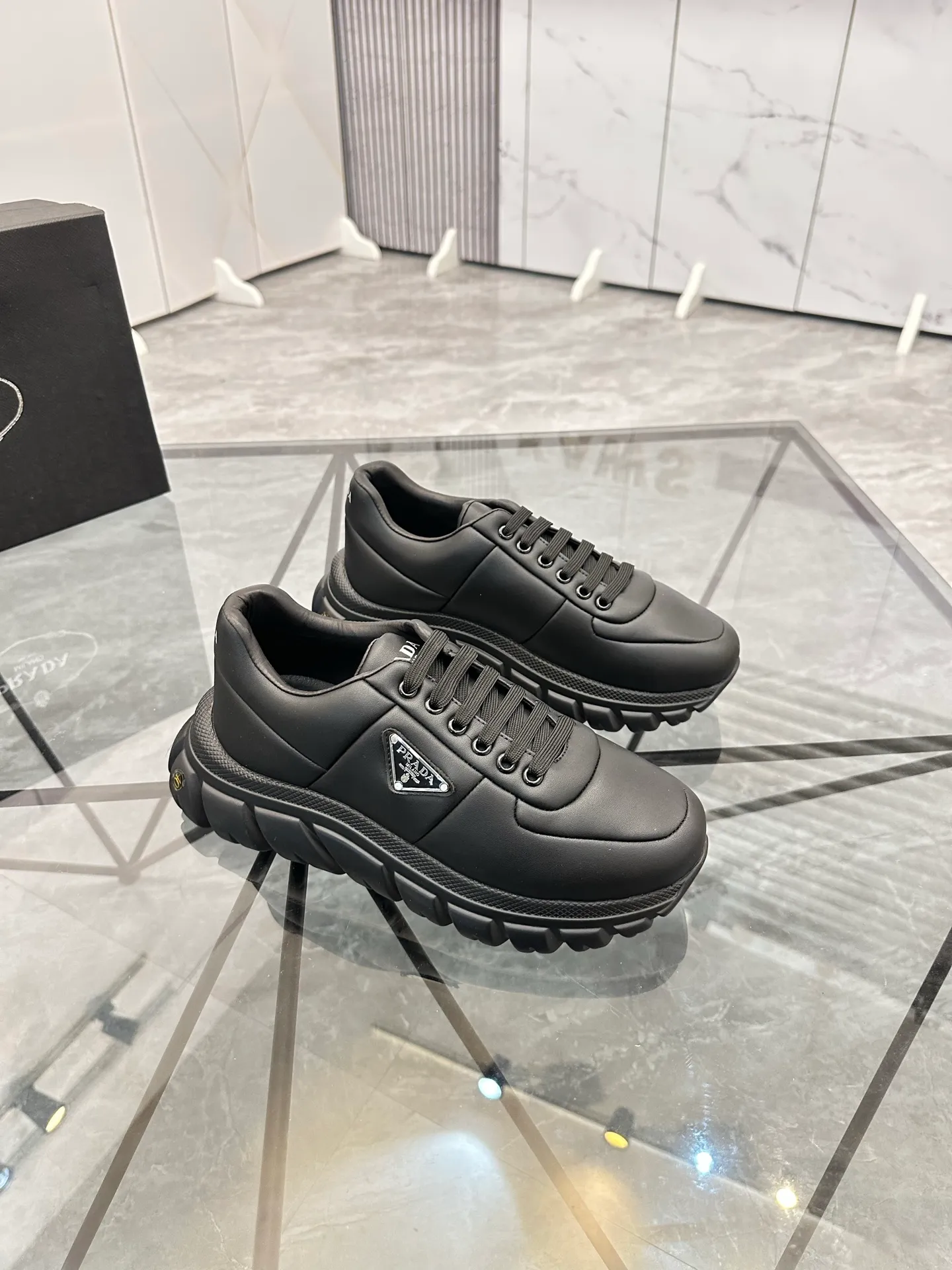 Men's shoes: 💰P460¥ Product trademark: Prada *"Prada*" low-top casual shoes Regular size: 38-44 (can be customized to 45.46) Product materials: imported cowhide upper, sheepskin lining, original outsole. Number: 835